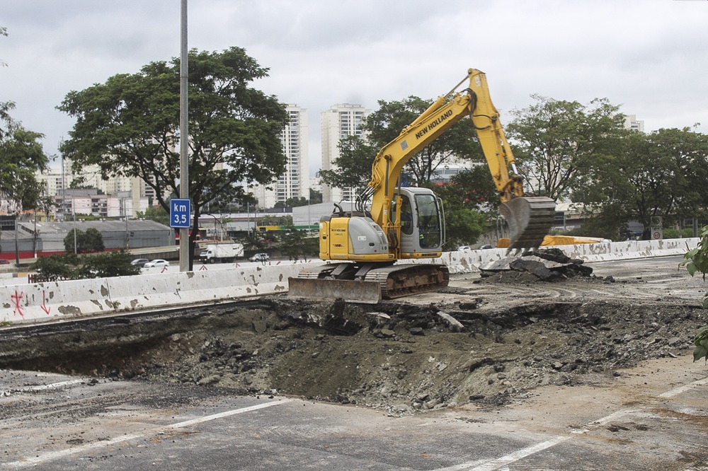 A cratera que há um mês surgiu na pista central da Marginal do Tietê, nas proximidades da saída da Rodovia dos Bandeirantes, voltou a se abrir, na madrugada deste domingo (11)