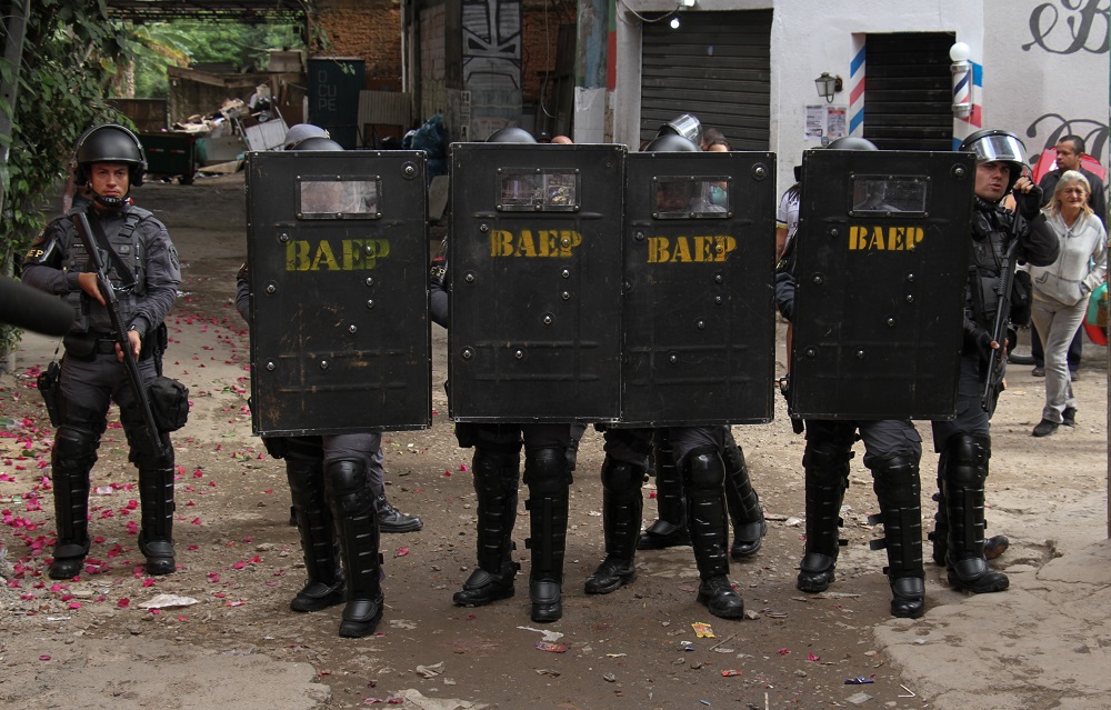 Moradores da Favela da Moinho, na região central de São Paulo, realizam um novo protesto no início da tarde desta terça-feira