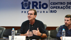 O prefeito do Rio de Janeiro, Eduardo Paes (PSD), apresenta o Plano de Segurança Viária em uma coletiva de imprensa realizada no Centro de Operações Rio Cidade Nova