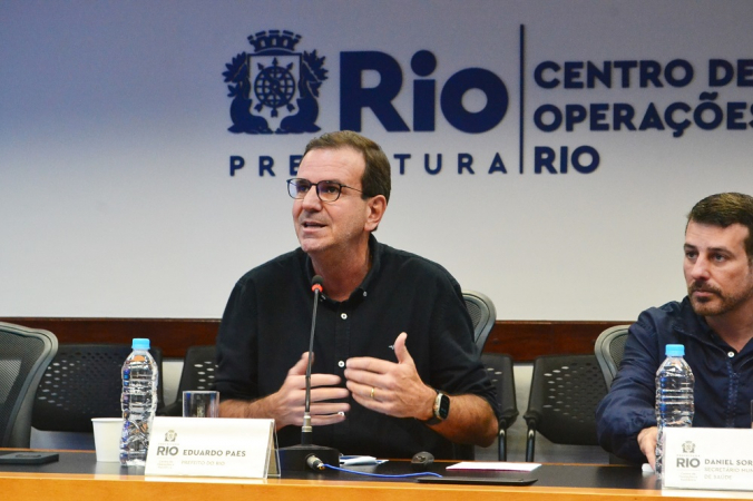O prefeito do Rio de Janeiro, Eduardo Paes (PSD), apresenta o Plano de Segurança Viária em uma coletiva de imprensa realizada no Centro de Operações Rio Cidade Nova