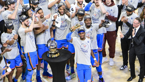 O armador do Oklahoma City Thunder, Shai Gilgeous-Alexander (c), comemora com seus companheiros o título da Conferência Oeste
