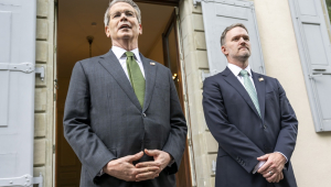 O secretário do Tesouro dos Estados Unidos, Scott Bessent (esq.), e o representante de Comércio dos EUA, Jamieson Greer (dir.), falam à imprensa após o segundo dia de reunião bilateral entre Estados Unidos e China, em Genebra