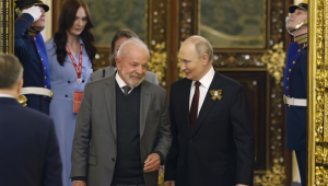 O presidente do Brasil, Luiz Inácio Lula da Silva (C), e o presidente da Rússia, Vladimir Putin (D), chegam para a reunião no Kremlin, em Moscou