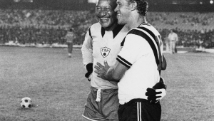 Os ex-jogadores do C.R. Vasco da Gama, Barbosa (e) e Ademir de Menezes, se abraçam no jogo comemorativo dos 25 anos pela conquista pelo time no Estádio do Maracanã