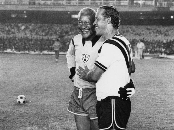 Os ex-jogadores do C.R. Vasco da Gama, Barbosa (e) e Ademir de Menezes, se abraçam no jogo comemorativo dos 25 anos pela conquista pelo time no Estádio do Maracanã