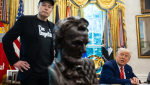 O presidente dos EUA, Donald Trump (dir.), e Elon Musk participam de coletiva no Salão Oval da Casa Branca, em Washington, DC