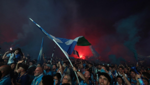 Torcedores do Napoli comemoram o título italiano na Piazza del Plebiscito, em Nápoles