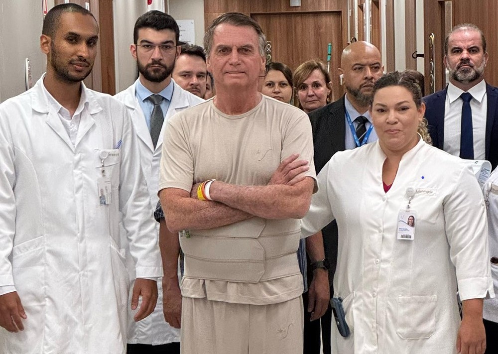 Jair Bolsonaro e equipe médica