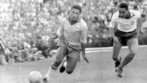 Garrincha disputa a bola com o meio-campista português Hilário em jogo amistoso preparatório para a Copa de 1962, disputado no Pacaembu