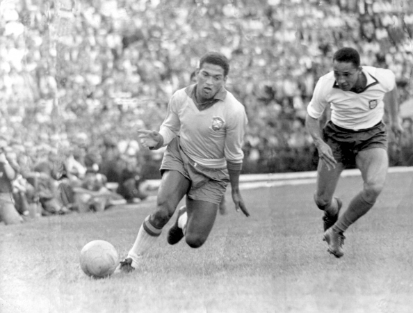 Garrincha disputa a bola com o meio-campista português Hilário em jogo amistoso preparatório para a Copa de 1962, disputado no Pacaembu