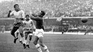 Vavá da Seleção Brasileira chega antes do goleiro Springett e marca, de cabeça, o segundo gol do Brasil na vitória de 3 a 1 sobre a Inglaterra