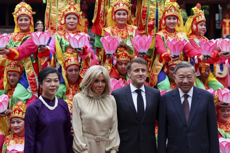 Macron nega briga com esposa após vídeo viral no Vietnã: ‘Estávamos brincando’