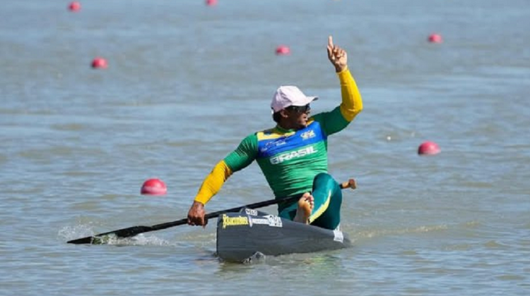 Isaquias Queiroz conquista medalha de ouro na Copa do Mundo de canoagem velocidade