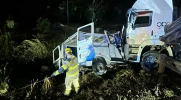 Acidente entre carreta e van na BR-251 aconteceu na noite desta terça-feira (13)