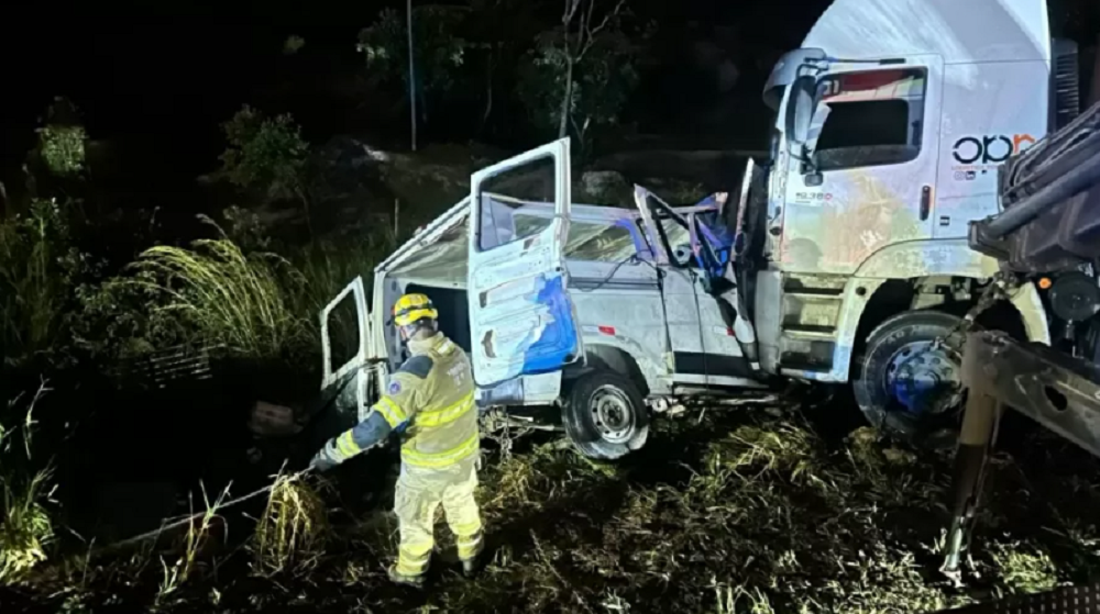 Acidente entre carreta e van na BR-251 aconteceu na noite desta terça-feira (13)