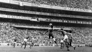 Pelé (10) domina bola no peito à frente de marcador italiano durante a final da Copa do Mundo de 70
