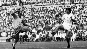 Gérson disputa bola com adversário durante a partida de estréia da Seleção Brasileira na Copa do Mundo de 70