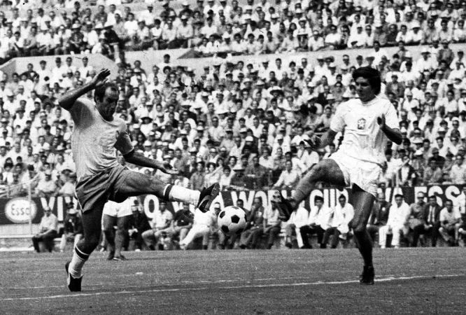 Gérson disputa bola com adversário durante a partida de estréia da Seleção Brasileira na Copa do Mundo de 70