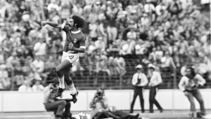 Rivellino comemora seu gol contra a Seleção Argentina na Copa do Mundo de 74
