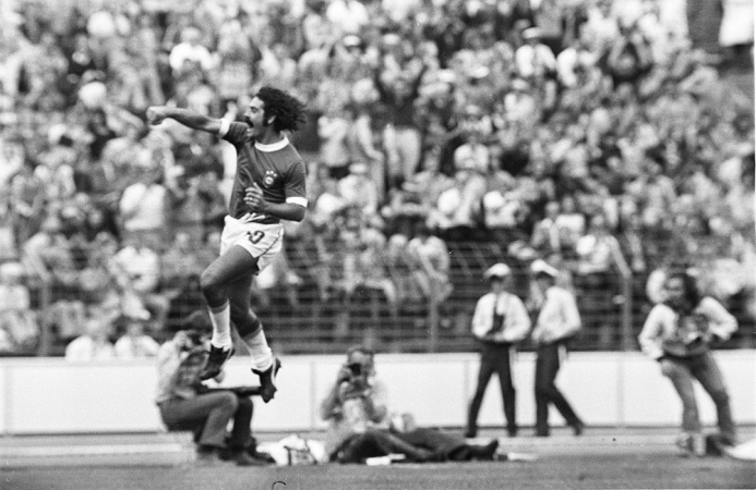 Rivellino comemora seu gol contra a Seleção Argentina na Copa do Mundo de 74