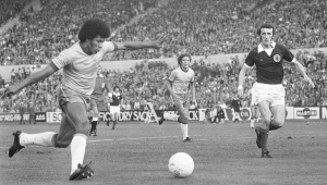 Jairzinho (esq.), atacante da Seleção Brasileira, durante partida contra a Escócia na Copa do Mundo de 1974.