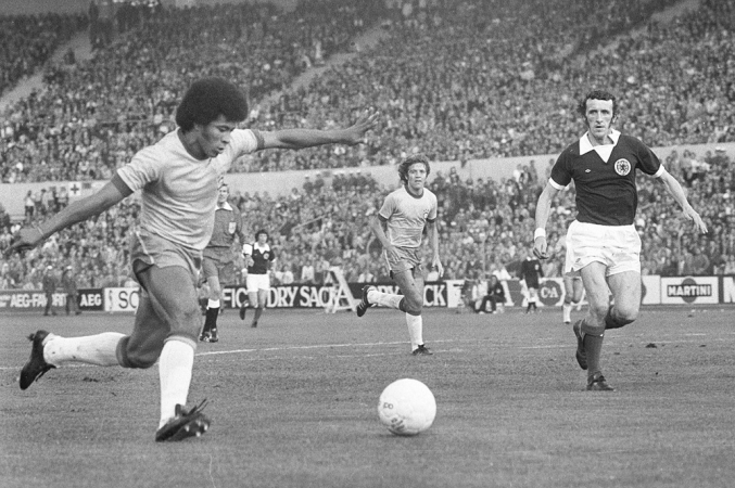 Jairzinho (esq.), atacante da Seleção Brasileira, durante partida contra a Escócia na Copa do Mundo de 1974.