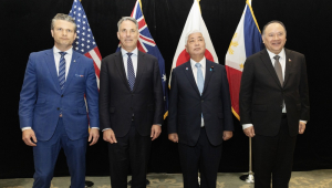 Da esquerda para a direita: o secretário de Defesa dos EUA, Pete Hegseth; o vice-primeiro-ministro e ministro da Defesa da Austrália, Richard Marles; o ministro da Defesa do Japão, Nakatani Gen; e o secretário de Defesa Nacional das Filipinas, Gilberto Teodoro Jr., posam para fotos após reunião multilateral à margem da Cúpula de Defesa Shangri-La Dialogue