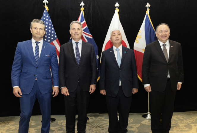 Da esquerda para a direita: o secretário de Defesa dos EUA, Pete Hegseth; o vice-primeiro-ministro e ministro da Defesa da Austrália, Richard Marles; o ministro da Defesa do Japão, Nakatani Gen; e o secretário de Defesa Nacional das Filipinas, Gilberto Teodoro Jr., posam para fotos após reunião multilateral à margem da Cúpula de Defesa Shangri-La Dialogue