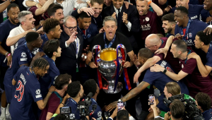 O técnico do PSG, Luis Enrique, ergue o troféu após a vitória do time na final da Liga dos Campeões