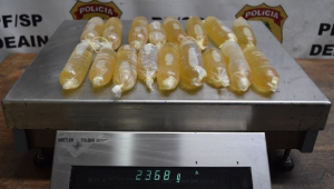 Mulher é presa pela PF com cocaína líquida escondida em preservativos costurados no sutiã