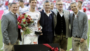 Thomas Müller, do Bayern de Munique (2º à esquerda), posa ao lado do presidente do clube, Herbert Hainer (3º à esquerda), e outros dirigentes durante a cerimônia de despedida antes de sua última partida em casa pelo Bayern