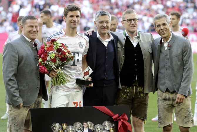 Thomas Müller, do Bayern de Munique (2º à esquerda), posa ao lado do presidente do clube, Herbert Hainer (3º à esquerda), e outros dirigentes durante a cerimônia de despedida antes de sua última partida em casa pelo Bayern