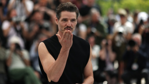Pedro Pascal critica Donald Trump e aparece de regata no Festival de Cannes