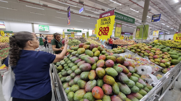 Inflação do Brasil desacelera em abril, mas remédios e alimentos continuam em alta
