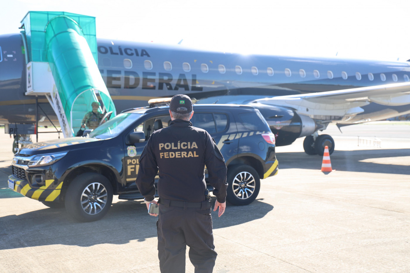 O preso Marcos Roberto de Almeida, conhecido como Tuta, foi expulso da Bolívia pelas autoridades daquele país neste domingo (18) e entregue à Polícia Federal na cidade fronteiriça de Corumbá, no Mato Grosso do Sul.