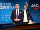 A copresidente do partido e da bancada Alternativa para a Alemanha (AfD), Alice Weidel (D), e o copresidente Tino Chrupalla (E), posam durante uma coletiva de imprensa em Berlim