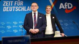 A copresidente do partido e da bancada Alternativa para a Alemanha (AfD), Alice Weidel (D), e o copresidente Tino Chrupalla (E), posam durante uma coletiva de imprensa em Berlim