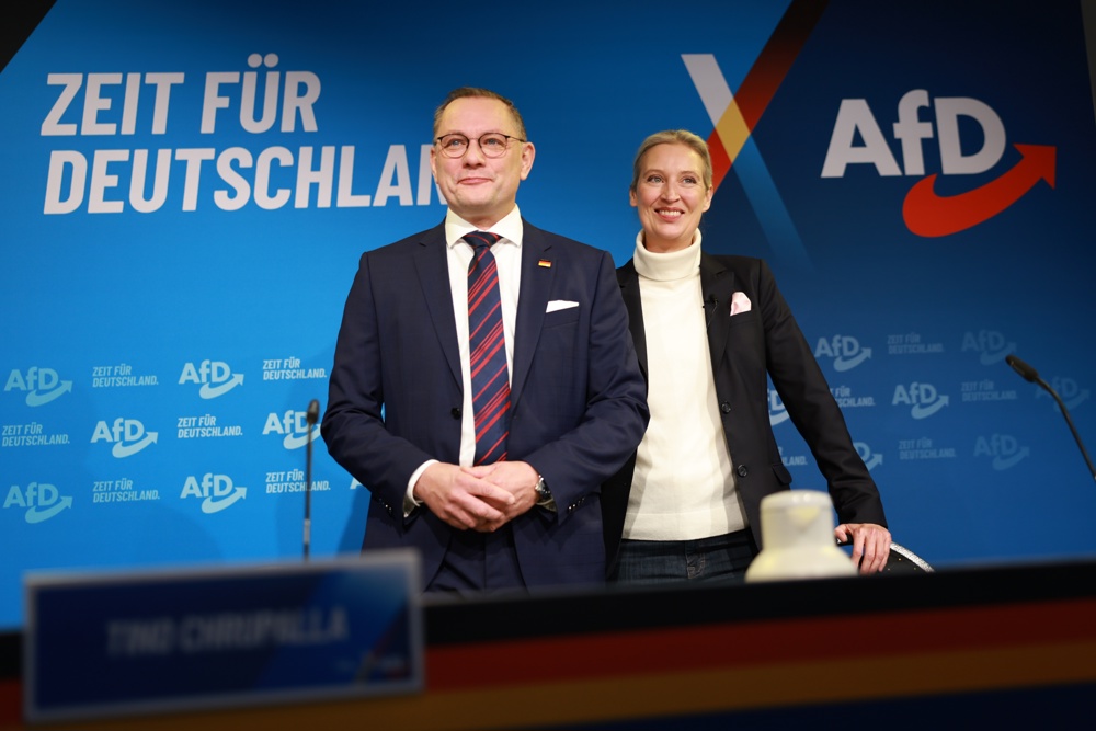 A copresidente do partido e da bancada Alternativa para a Alemanha (AfD), Alice Weidel (D), e o copresidente Tino Chrupalla (E), posam durante uma coletiva de imprensa em Berlim