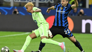 Lamine Yamal, do Barcelona (à esq.), disputa a bola com Henrikh Mkhitaryan, da Inter de Milão, durante o jogo de volta da semifinal da Liga dos Campeões