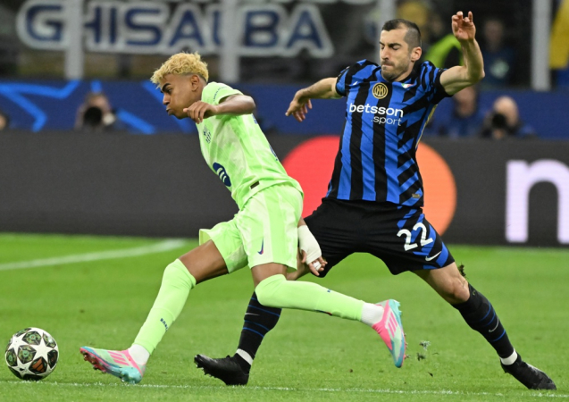 Lamine Yamal, do Barcelona (à esq.), disputa a bola com Henrikh Mkhitaryan, da Inter de Milão, durante o jogo de volta da semifinal da Liga dos Campeões