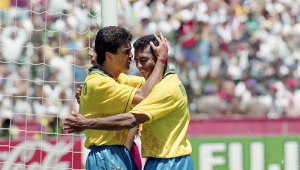 O atacante Bebeto (E), do Brasil, comemora com Romário após marcar gol diante dos Estados Unidos