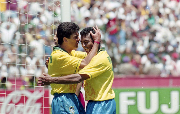 O atacante Bebeto (E), do Brasil, comemora com Romário após marcar gol diante dos Estados Unidos