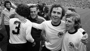 O jogador de futebol da Alemanha Ocidental, Franz Beckenbauer (2º à dir.), comemora com seu companheiro de time Juergen Grabowski (d), durante volta no Estádio Olímpico de Munique