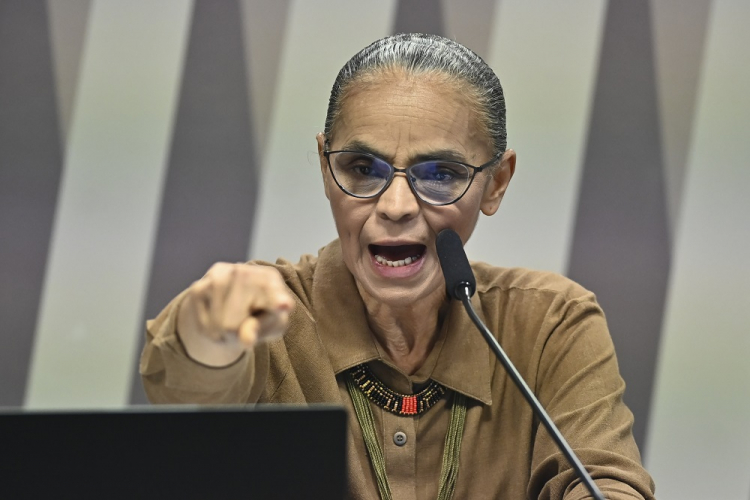 Marina Silva pede para Hugo Motta travar votação de licenciamento ambiental após bate-boca