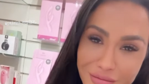 Gracyanne Barbosa visita sex shop e brinca: ‘Me mimei’