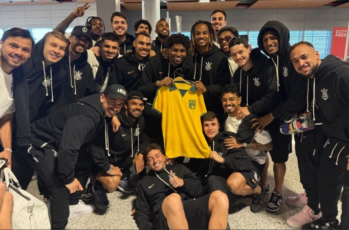 Hugo Souza comemora sua convocação com os companheiros, de quem recebeu a camisa do Brasil após a divulgação da lista de Carlo Ancelotti