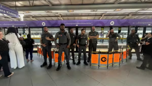 Passageiro fica preso entre a porta do trem da Linha 5-Lilás do Metrô e a porta da plataforma da estação Campo Limpo