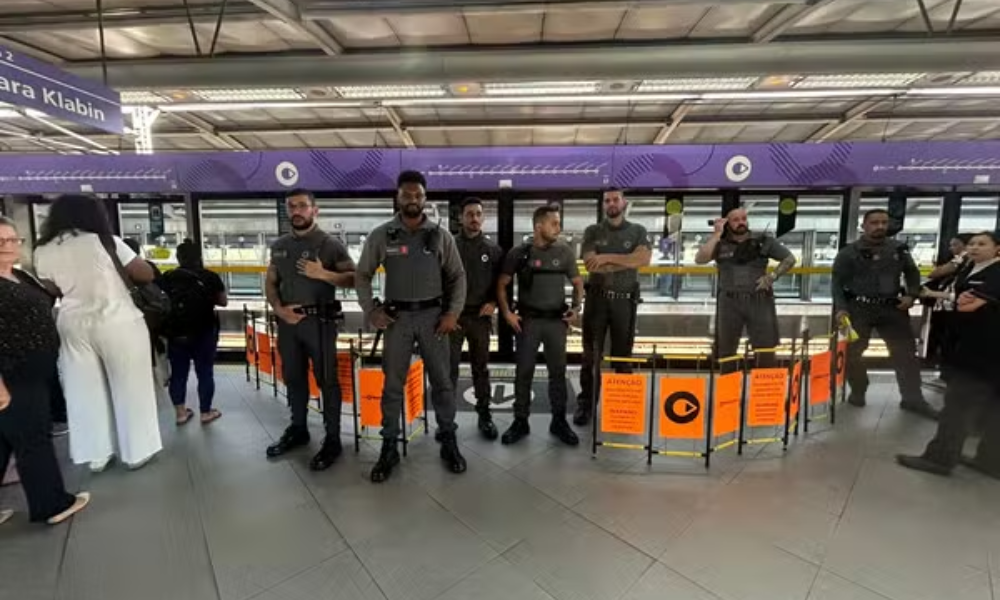 Passageiro fica preso entre a porta do trem da Linha 5-Lilás do Metrô e a porta da plataforma da estação Campo Limpo