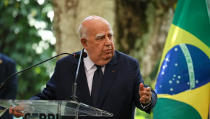 Morreu nessa quarta-feira (28), aos 90 anos, o embaixador Marcos Azambuja, referência da diplomacia brasileira, que ocupou postos como a Embaixada do Brasil na Alemanha e a secretaria-geral do Itamaraty