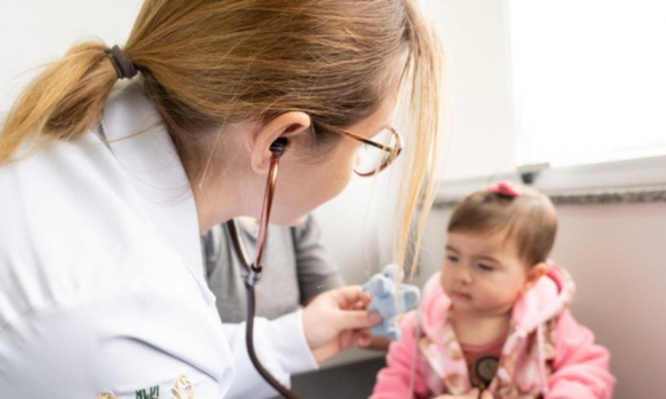 Saúde libera R$ 100 milhões para reforçar atendimento a crianças com vírus respiratórios no SUS